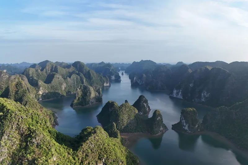 Các đảo đá vôi trên vịnh Hạ Long