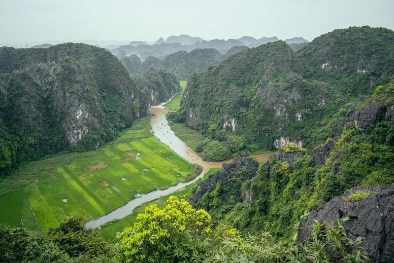 Sông Ngô Đồng giữa núi đá Tam Cốc